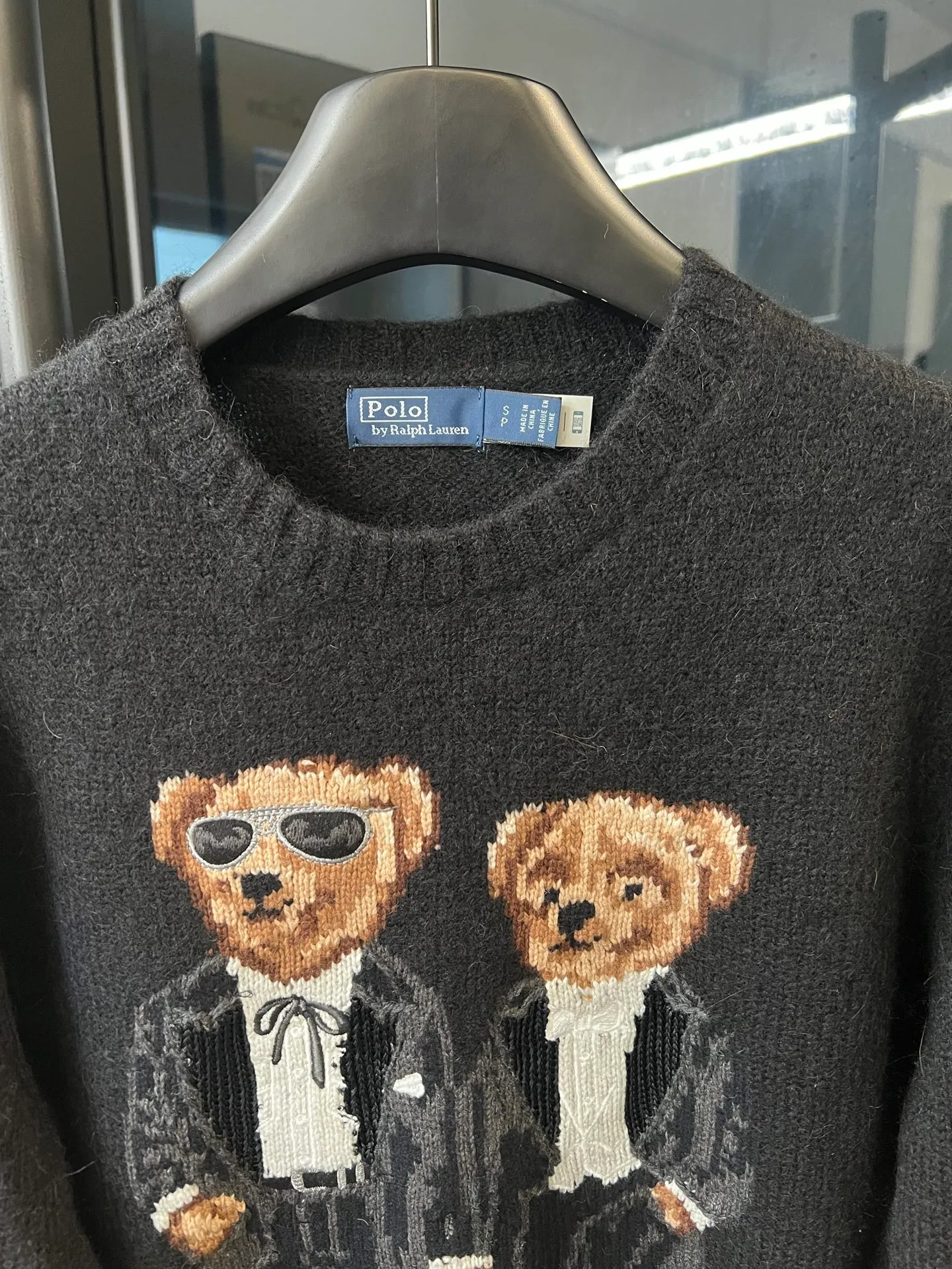 P550 [Next day] Rah Lauren 25SS autumn and winter teddy bear wool blended sweater (black) Everyday casual cartoon bear knitted sweater! The simple solid color design is a knitted sweater that shows off its appearance. The round neck/cuffs/hem are all ribbed. Size: s m l xl xxl. Please check picture 9 for detailed sizes.
